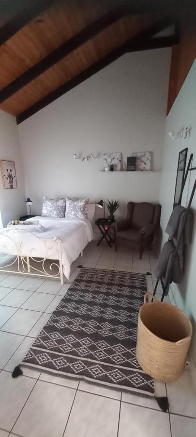 Отель Mucha Airbnb Уолфиш-Бей Экстерьер фото